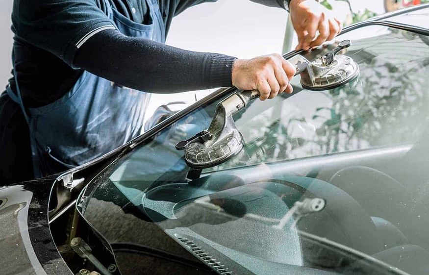 Why Replace Your Windshield on Time? The Dangers of Waiting